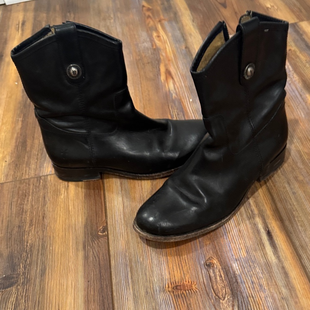 Frye Leather Women’s boot . Excellent condition . Beautiful .